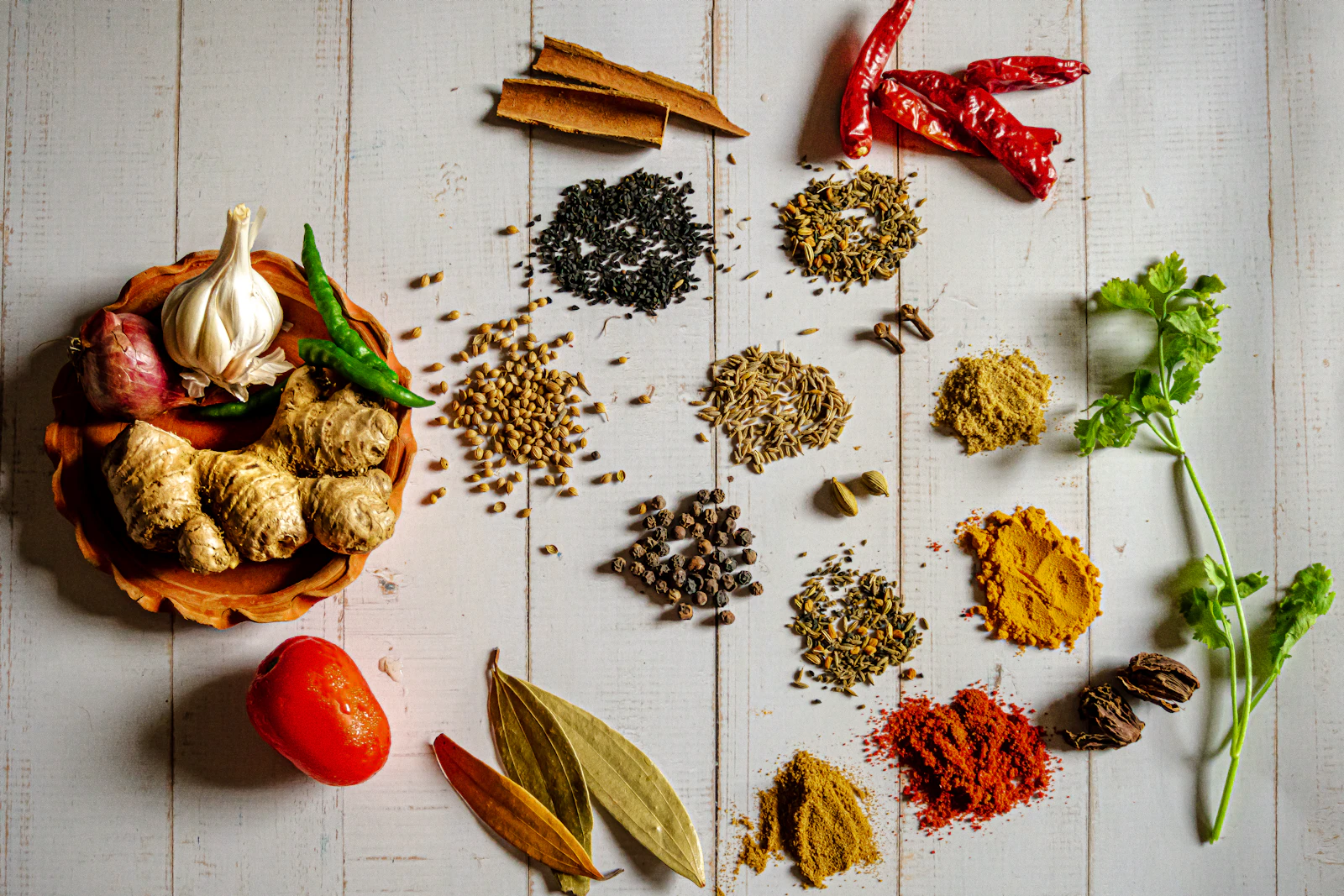 Une composition naturelle d’épices indiennes, d’herbes et d’ingrédients frais.